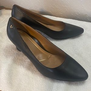 Vionic black pumps nwot